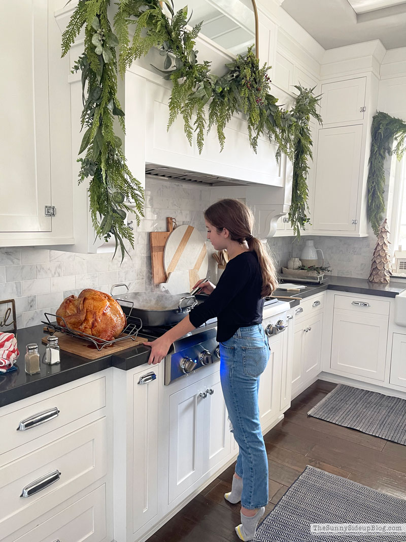 Thanksgiving table (Sunny Lifestyles)