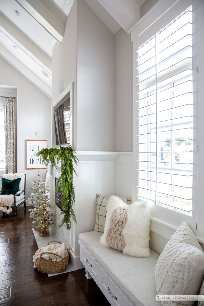 Christmas Master Bedroom (Sunny Lifestyles) 