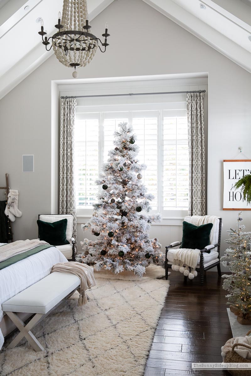 Christmas Master Bedroom (Sunny Lifestyles) 