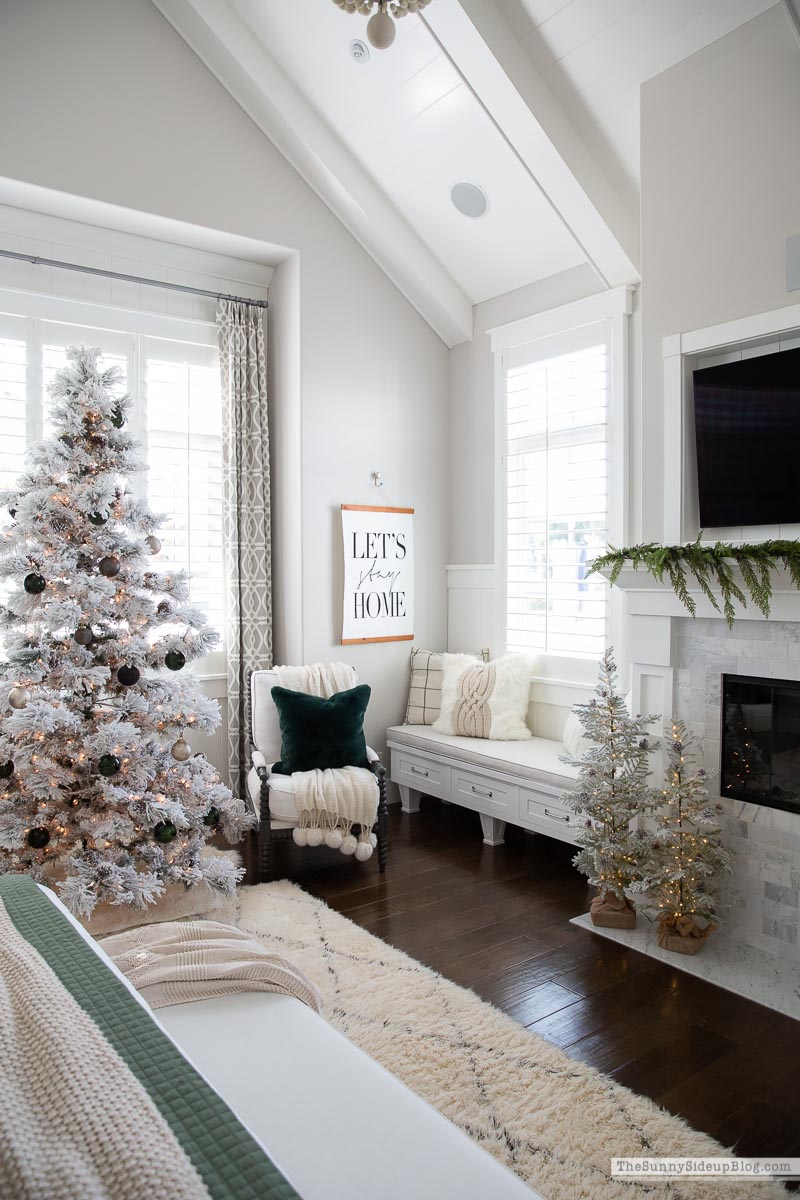 Christmas Master Bedroom (Sunny Lifestyles) 
