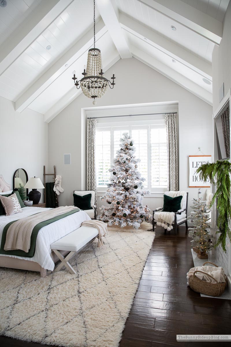 Christmas Master Bedroom (Sunny Lifestyles) 