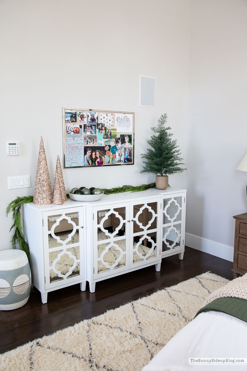 Christmas Master Bedroom (Sunny Lifestyles) 