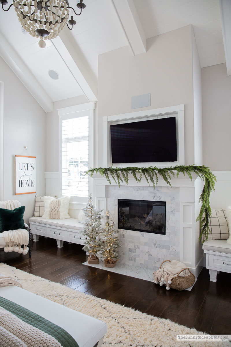Christmas Master Bedroom (Sunny Lifestyles) 
