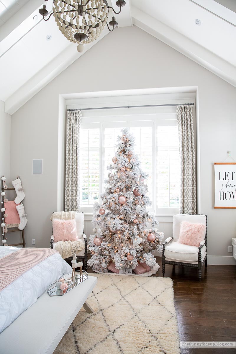 Christmas Master Bedroom (Sunny Lifestyles) 