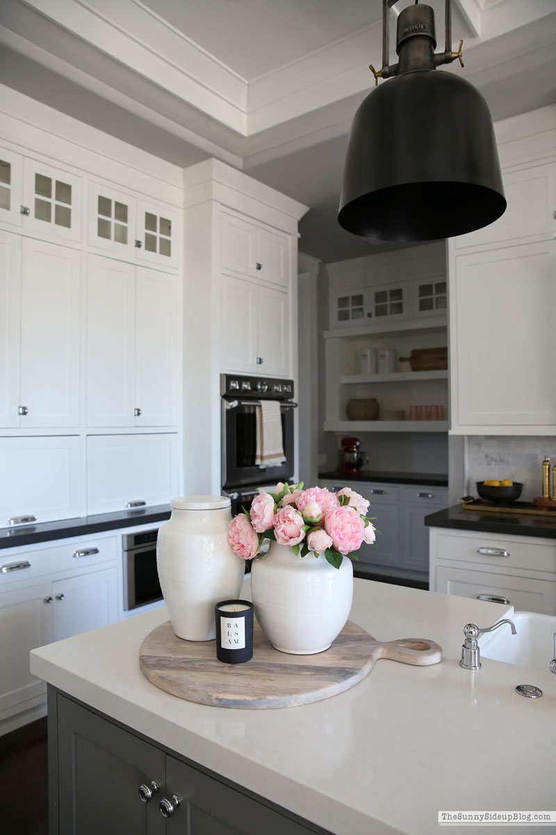 Kitchen organization and winter decor (Sunny Lifestyles)