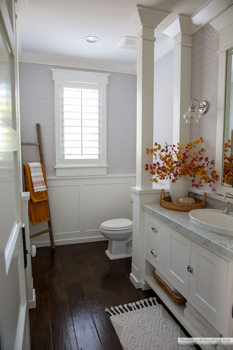 Fall Bathroom Decor (Sunny Lifestyles)