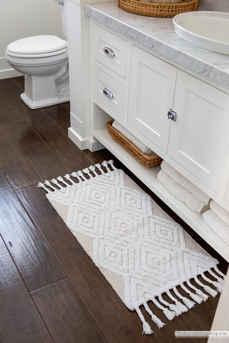 Fall Bathroom Decor (Sunny Lifestyles)