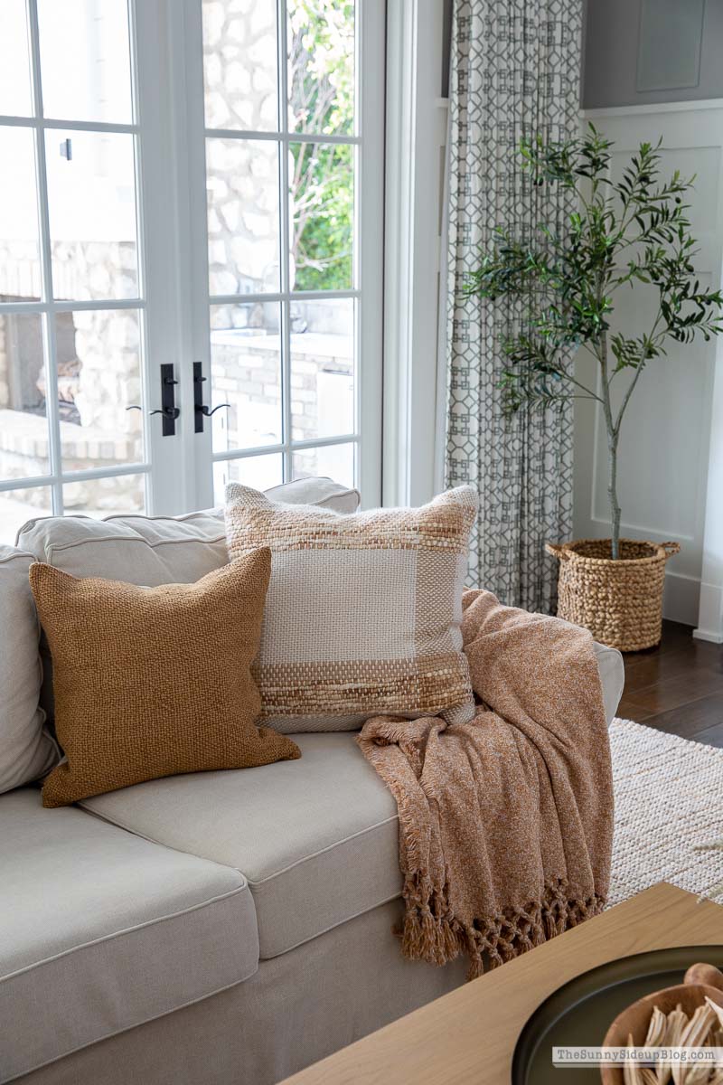 Fall Family Room (Sunny Lifestyles)