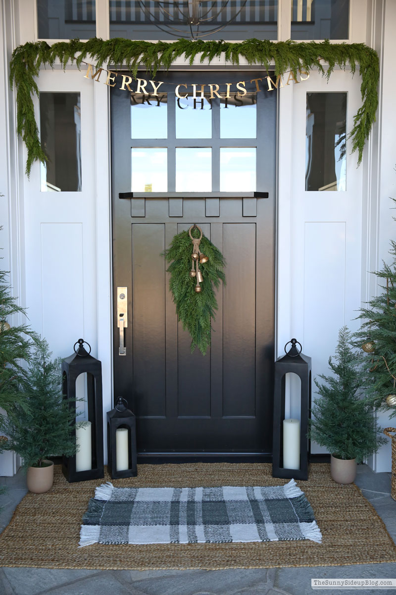 Green Christmas Porch (Sunny Lifestyles)