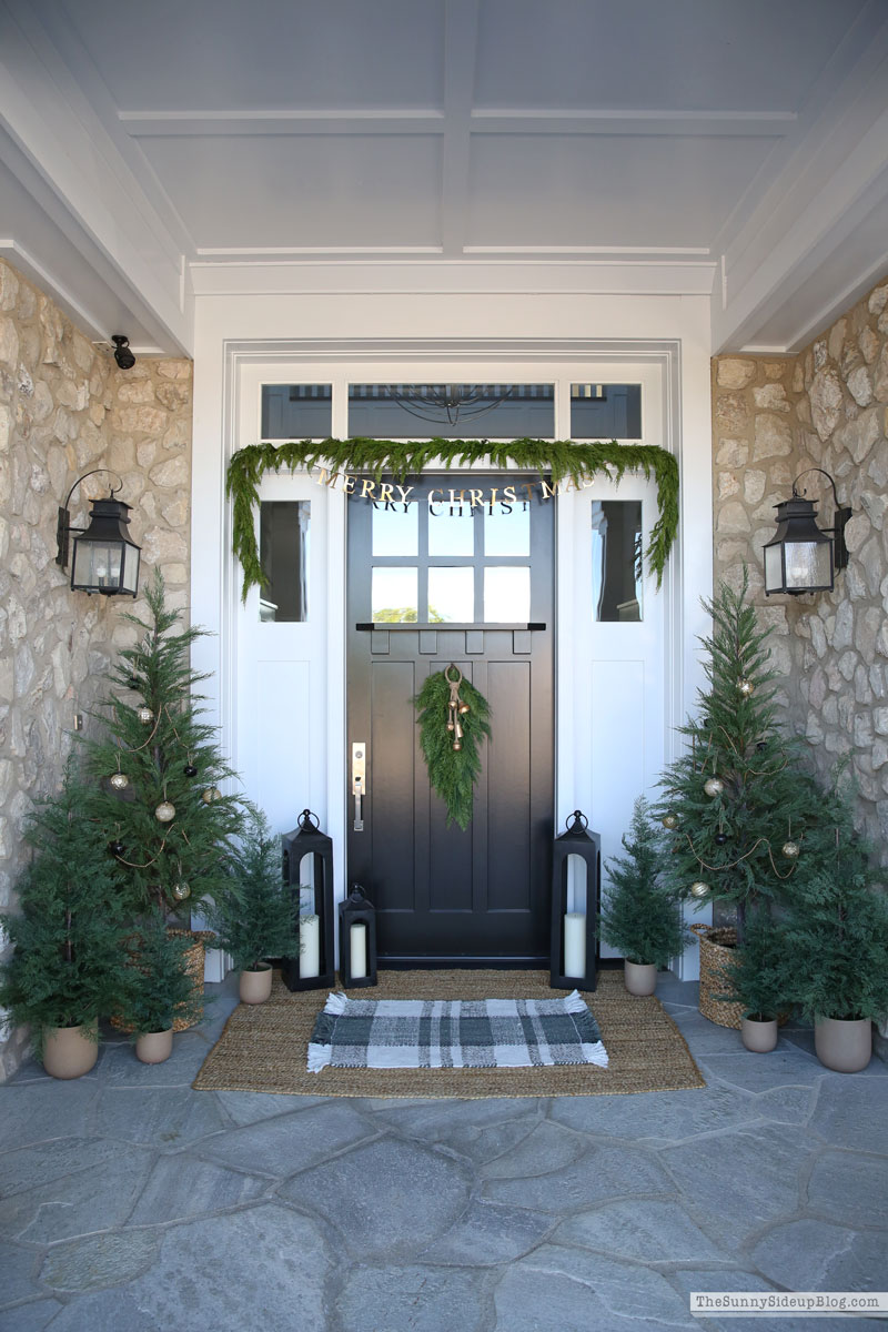 Green Christmas Porch (Sunny Lifestyles)