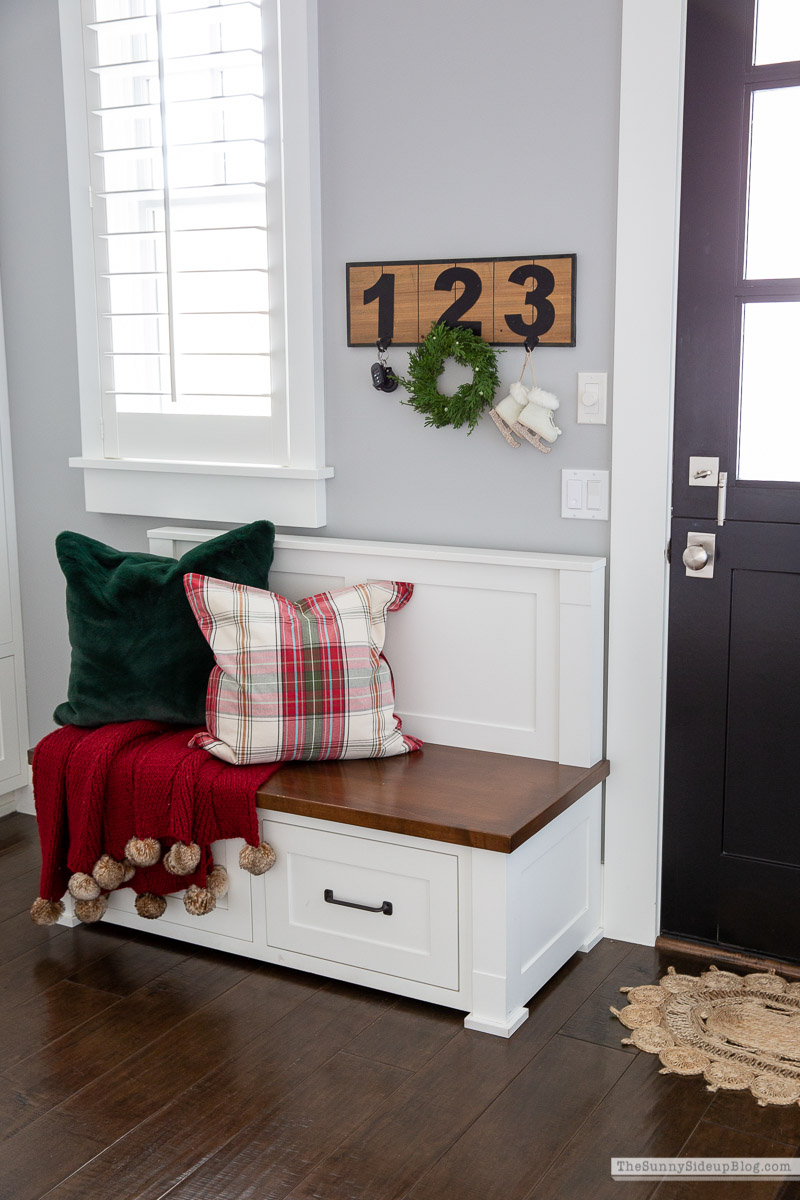 Christmas Mudroom (Sunny Lifestyles)