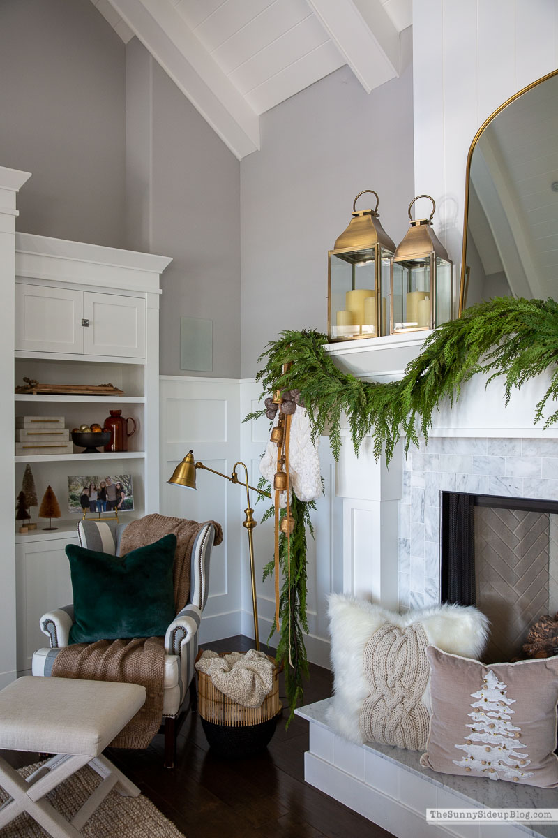 Christmas Family Room Mantel (Sunny Lifestyles)