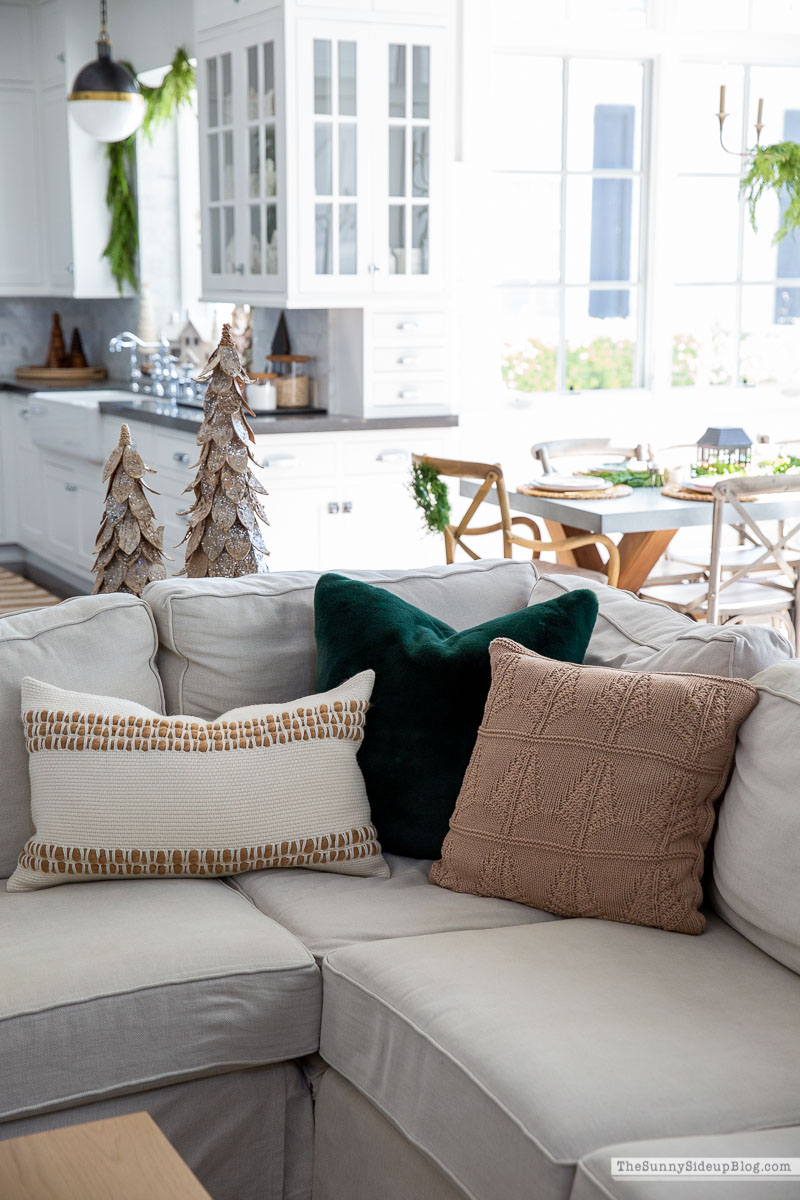 Christmas Family Room Mantel (Sunny Lifestyles)