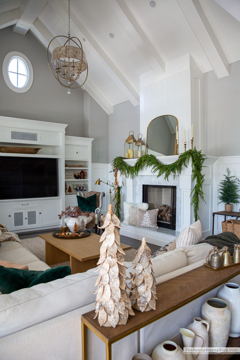 Christmas Family Room Mantel (Sunny Lifestyles)