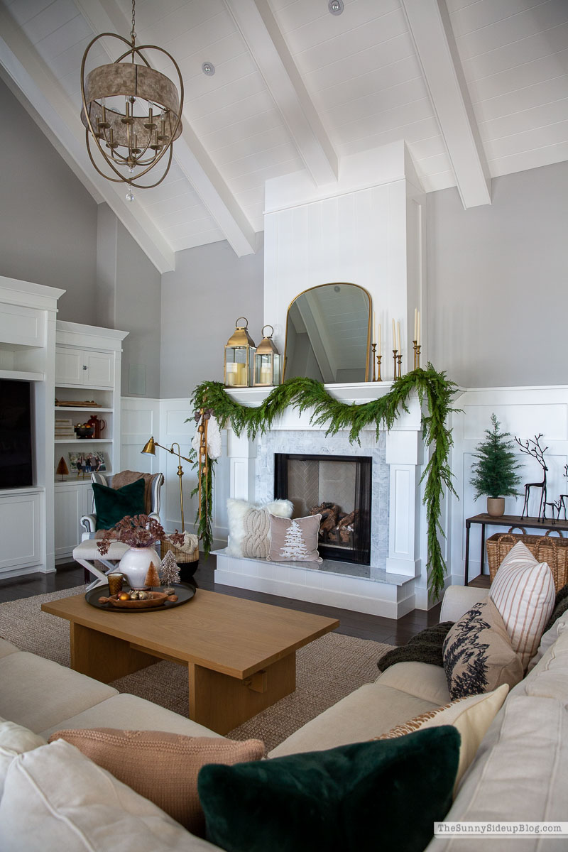 Christmas Family Room Mantel (Sunny Lifestyles)