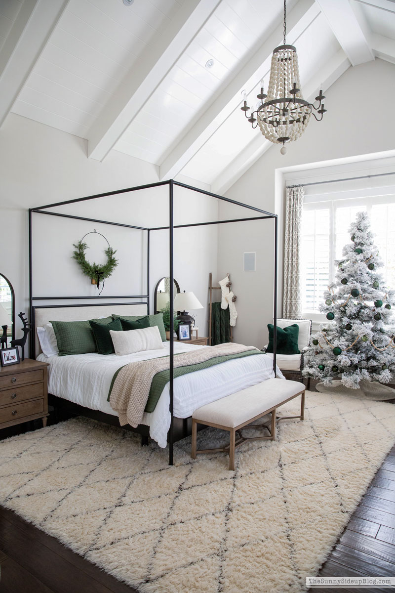 Christmas Master Bedroom (Sunny Lifestyles)