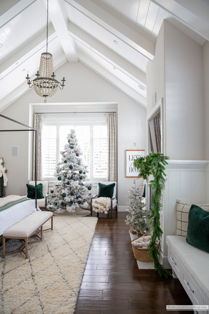 Christmas Master Bedroom (Sunny Lifestyles)