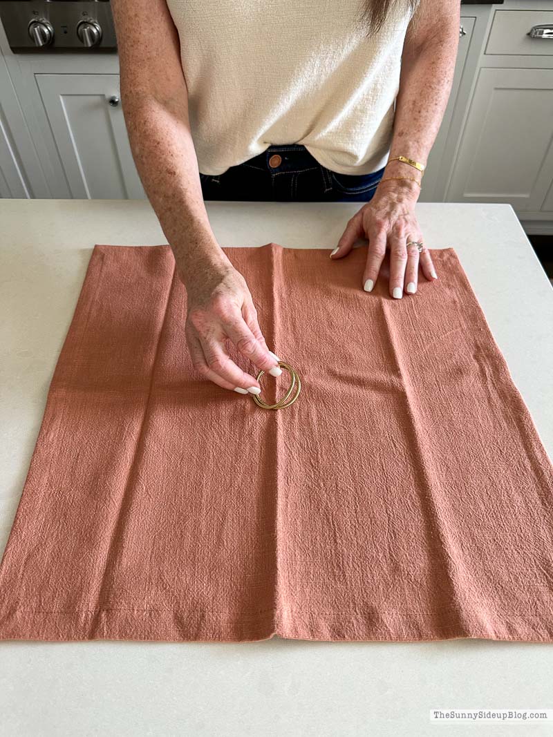 How to make a pumpkin napkin (Sunny Lifestyles)