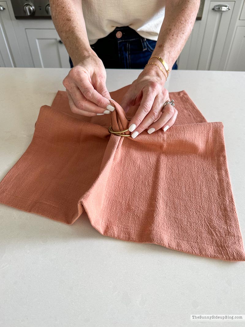 How to make a pumpkin napkin (Sunny Lifestyles)