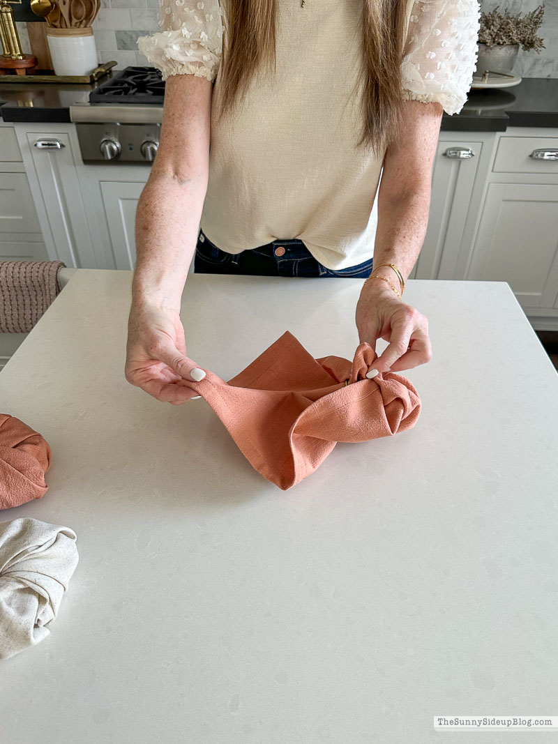 How to make a pumpkin napkin (Sunny Lifestyles)