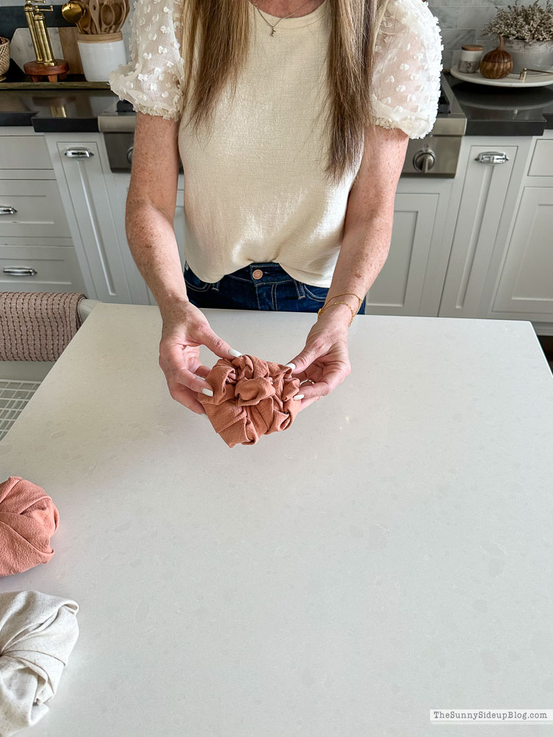 How to make a pumpkin napkin (Sunny Lifestyles)