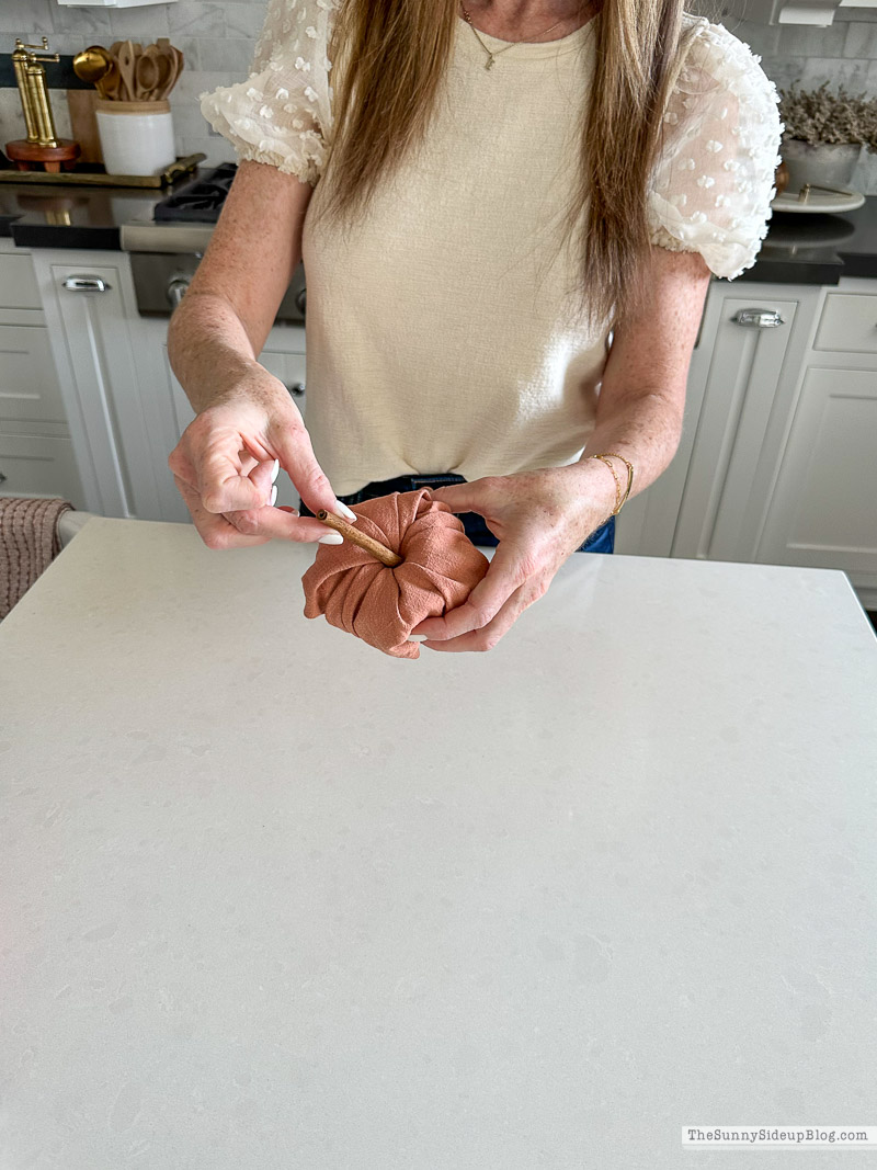 How to make a pumpkin napkin (Sunny Lifestyles)