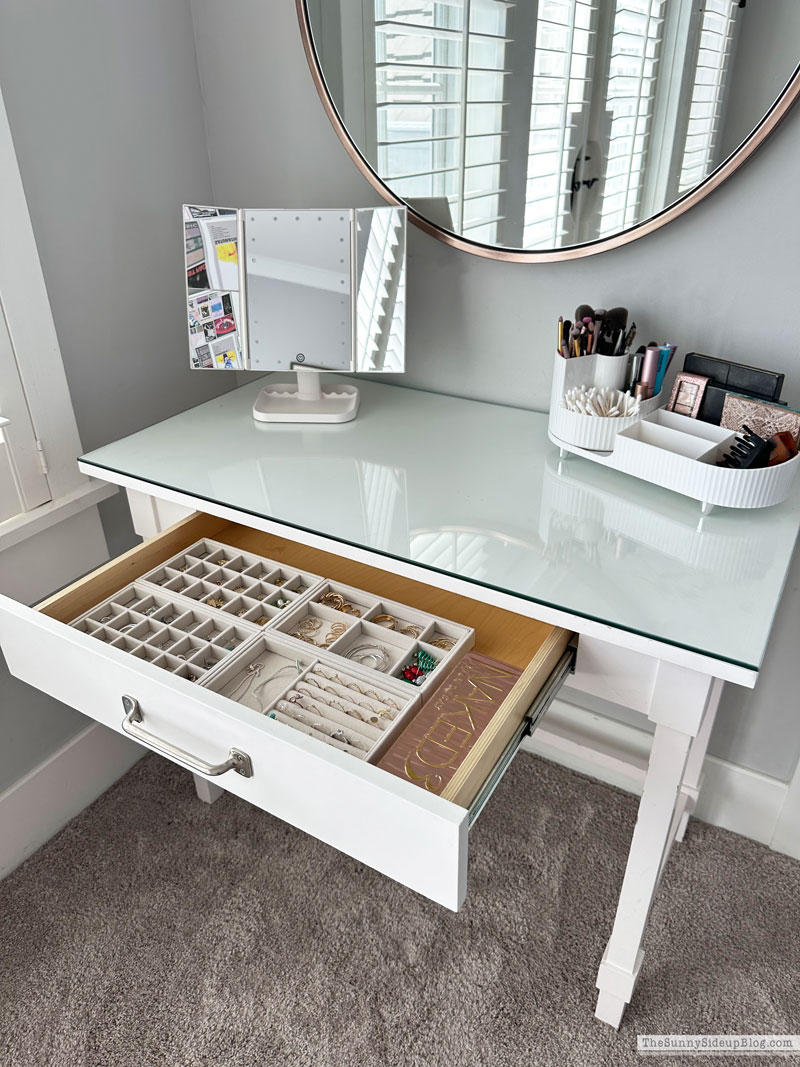 Organized Jewelry (Sunny Lifestyles)