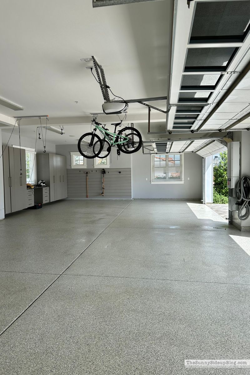 Garage (Sunny Lifestyles)