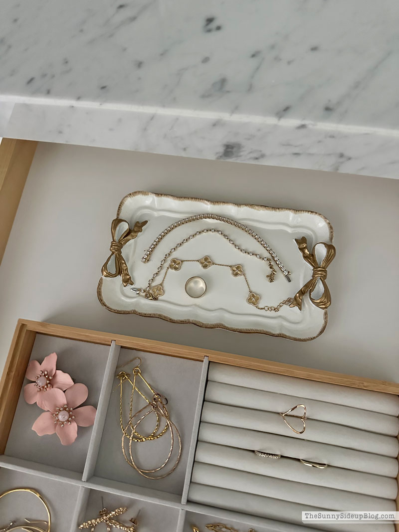 organized jewelry (Sunny Lifestyles)